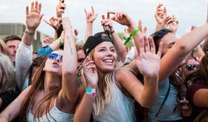 Stayhard slänger pengar på strandfest i Norge